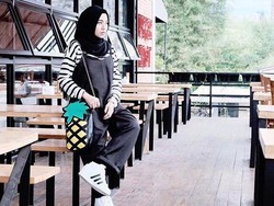 Foto: Trik Padu Padan Celana Overall & Hijab Ala Selebgram Nisa Cookie