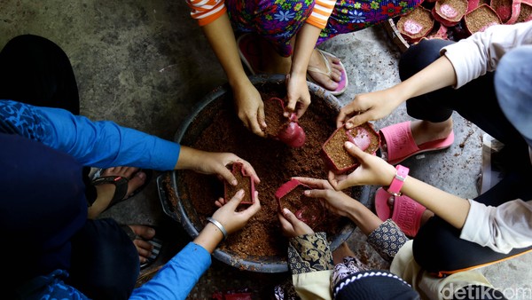 Jika Anda berkunjung ke Desa Wisata Wanurejo, Magelang akan banyak dijumpai UKM pembuat souvenir candi Borobudur, berbahan fiber.<br/> Kerajinan tangan berbahan fiber ini menjadi salah satu souvenir yang banyak kita jumpai di kawasan objek wisata candi Borobudur. Pembuatan kerajinan fiber ini salah satunya berada di dusun Barepan desa Wanurejo, Rabu (30/12/2015).