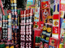 Pedagang Kembang Api Coba Cari untung di Malam Tahun Baru di Jakarta