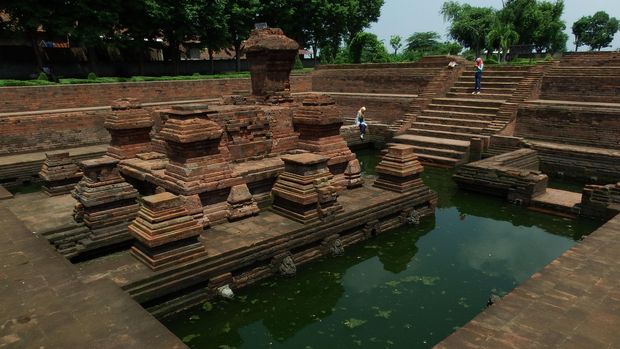 Pengunjung berjalan disekitar Candi Tikus yang dibangun antara abad ke-13 sampai ke-14 M di Mojokerto, Jawa Timur, Kamis (31/12). Saat akhir pekan dan libur panjang, situs peninggalan Kerajaan Majapahit ramai pengunjung, tercatat dalam sehari ada 122 pengunjung di Candi Tikus. ANTARA FOTO/Syaiful Arif/pd/15