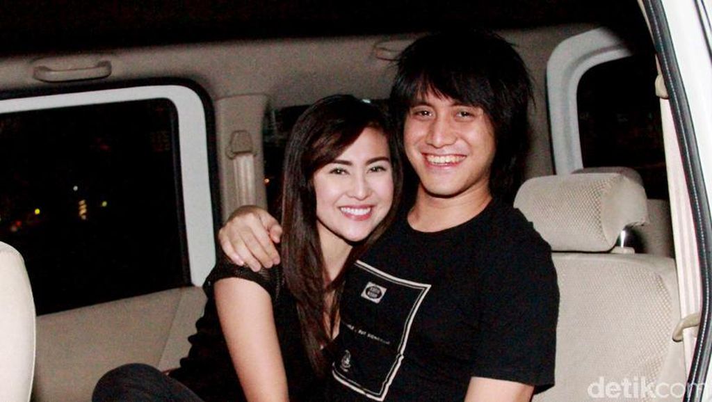 Love is in the Air! Kevin Aprilio dan Pacar Peluk-pelukan Love is in the Air! Kevin Aprilio dan Pacar Peluk-pelukan
