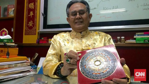 Suhu Tan pakar feng shui Budiyono Tantrayoga atau lebih dikenal dengan panggilan Suhu Tan pakar feng shui, perhitungan shio, dan ilmu elemen