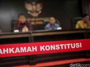 Hak Politik dalam Belenggu Putusan MK Hak Politik dalam Belenggu Putusan MK