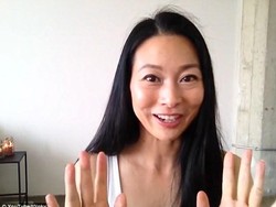 Ekstrem, Vlogger Kecantikan Ini Lentikkan Bulu Mata dengan Kayu dan Api