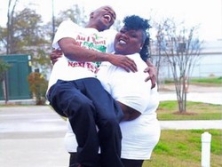 Foto Wanita Plus Size yang Gendong Suaminya Jadi Populer di Internet