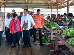 Ke Papua, Jokowi Beri Makanan Tambahan untuk Warga dan Resmikan 6 Proyek Listrik