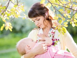 Bisa Picu Kontraksi, Bolehkah Ibu Tetap Menyusui Selama Hamil?