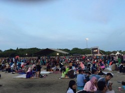 Gelar Tikar, Ribuan Warga Siap Sambut Tahun Baru di Pinggir Pantai Ancol