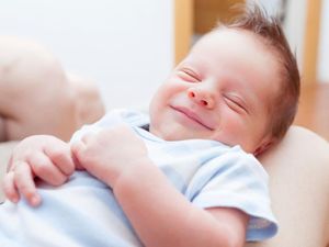 Unik! Begini Cara Kreatif Ayah Supaya Bayinya Tertidur