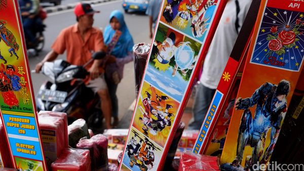 Penjual Kembang Api Sambut Tahun Baru