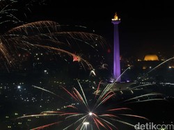 Letupan Kembang Api Warnai Tahun Baru 2017 di Monas