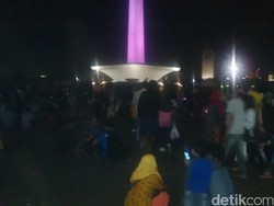 Rayakan Tahun Baru di Monas, Ada Warga Bandel Nyalakan Petasan