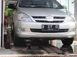 Perlukah Mencuci Mobil Sehabis Hujan?