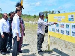 Pakai Noken, Begini Gaya Blusukan Jokowi Menembus Zona Merah Papua