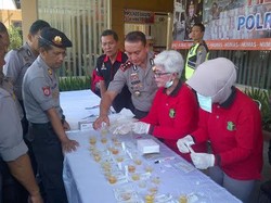 Jelang Pergantian Tahun, Perwira Polisi Jember Dites Urine