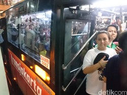 Banyak Warga Berkerumun, TransJ pun Bergerak Pelan di CFN Bundaran HI