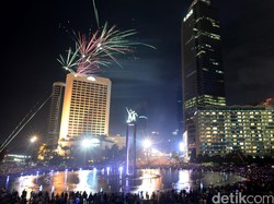 Begini Cantiknya Kembang Api Pergantian Tahun di Bundaran HI