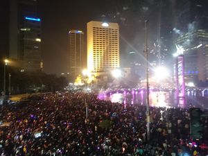 Pesta Kembang Api Usai, Warga Berbondong-bondong Tinggalkan HI