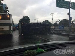 Truk Terguling di Jl S Parman Jakbar, Lalin Tersendat