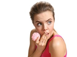 Ini yang Membuat Seseorang Tergoda Ngemil di Malam Hari