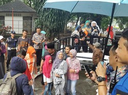Ridwan Kamil Hujan-hujanan Bareng Warga di Anak Sungai Cikapayang