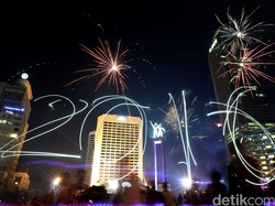 Tepat Pukul 00.00 WIB, Pesta Kembang Api di HI Sambut Tahun 2016