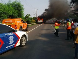 Bus Terbakar di Tol Merak, Jalan Sempat Ditutup Untuk Pemadaman
