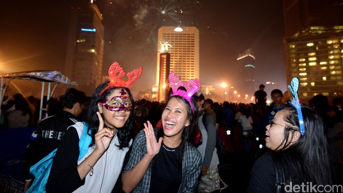Pesta Kembang Api di HI --- Ribuan orang memadati Bundaran HI, Jakarta untuk melihat pesta kembang api tahun gres 2016, Kamis (31/12/2015). Mereka mulai tiba mulai pukul 21.00 dan membubarkan diri pukul 01.00 WIB. Meski tidak ada pertunjukan khusus seumpama panggung hiburan, warga tetap bersemangat melihat pesta kembang api yang disulut oleh turis sendiri. (Ari Saputra /detikcom)