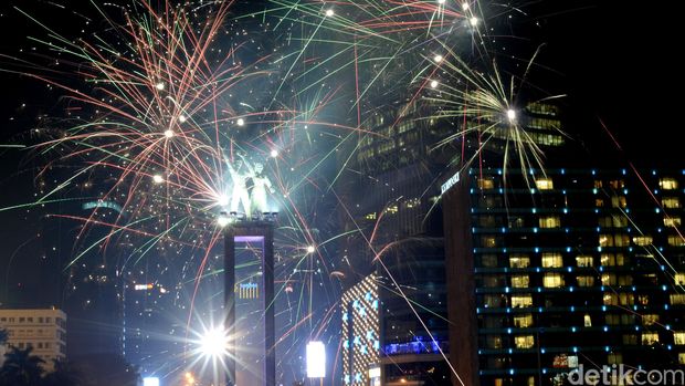 Pesta Kembang Api di HI --- Ribuan orang memadati Bundaran HI, Jakarta untuk menyaksikan pesta kembang api tahun baru 2016, Kamis (31/12/2015). Mereka mulai datang mulai pukul 21.00 dan membubarkan diri pukul 01.00 WIB. Meski tidak ada pertunjukan khusus seperti panggung hiburan, warga tetap antusias menyaksikan pesta kembang api yang disulut oleh wisatawan sendiri. (Ari Saputra /detikcom)