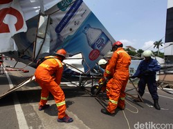 Ini Penyebab Robohnya Baliho Reklame di Jl Tendean Mampang