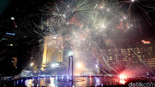 Pesta Kembang Api Pergantian Tahun di Bundaran HI