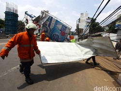 Evakuasi Baliho Roboh Selesai, Jalur Tendean-Woltermonginsidi Dibuka