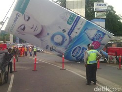 Baliho Tumbang di Jalan Kapten Tendean Mampang, Lalin Tersendat