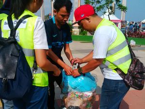 Hadiah Bagi Para Pemungut Sampah di Pantai Ancol