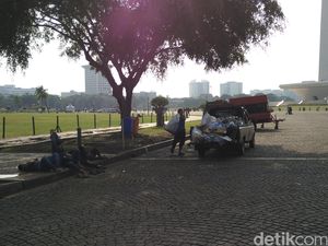 Tim Reaksi Cepat Bersihkan Sampah Monas Dalam Waktu Singkat