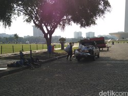 Tim Reaksi Cepat Bersihkan Sampah Monas Dalam Waktu Singkat