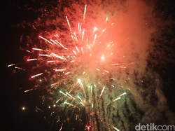 Happy New Year! 4000 Kembang Api Warnai Langit Trans Studio Bandung