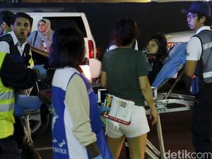 Tim Medis Evakuasi Warga yang Luka Akibat Kebakaran di Dekat Burj Khalifa