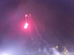 Tembakkan Pistol Suar, Ahok Tandai Pergantian Tahun Menuju 2016