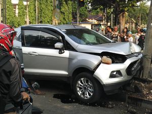 Bruk! Ford Tabrak Tiang Listrik dan Nyangkut di Pembatas Jalan Dekat BKT Bruk! Ford Tabrak Tiang Listrik dan Nyangkut di Pembatas Jalan Dekat BKT