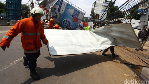 Baliho Tumbang di Jalan Kapten Tendean Mampang