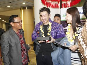 Penumpang Pertama 2016 di Bandara Ngurah Rai Dapat Sambutan Spesial