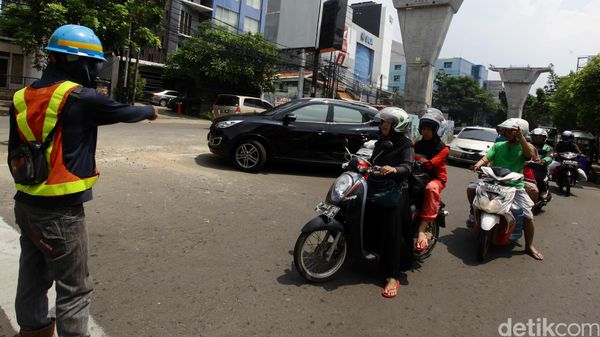 Ada Baliho Roboh, Lalin di Jalan Tendean Dialihkan