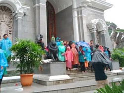 Liburan, Ribuan Pengunjung Tumpah Ruah di Kebun Raya Bogor