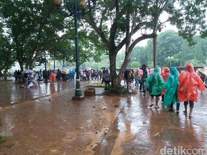 Meski Hujan, Ribuan Turis Tetap Antusias Wisata di Monas Meski Hujan, Ribuan Turis Tetap Antusias Wisata di Monas