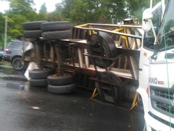 Truk Kontainer Terbalik di Tol Jagorawi arah Jakarta, Macet 7 Km