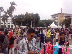 Kota Tua Ramai Pengunjung, Ibu Weni Raup Untung dari Jual Tongsis
