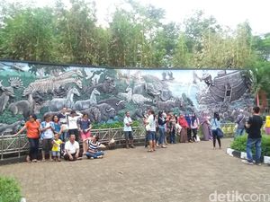 Kepadatan Pengunjung Tak Kurangi Serunya Liburan di Ragunan Kepadatan Pengunjung Tak Kurangi Serunya Liburan di Ragunan
