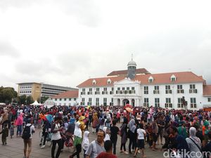 Liburan Tahun Baru, Pengunjung Menyemut di Kota Tua