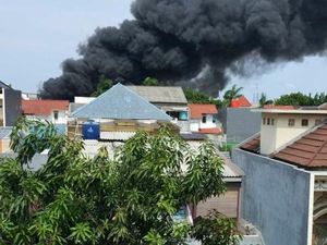 Api Membakar Rumah Penduduk di Cengkareng